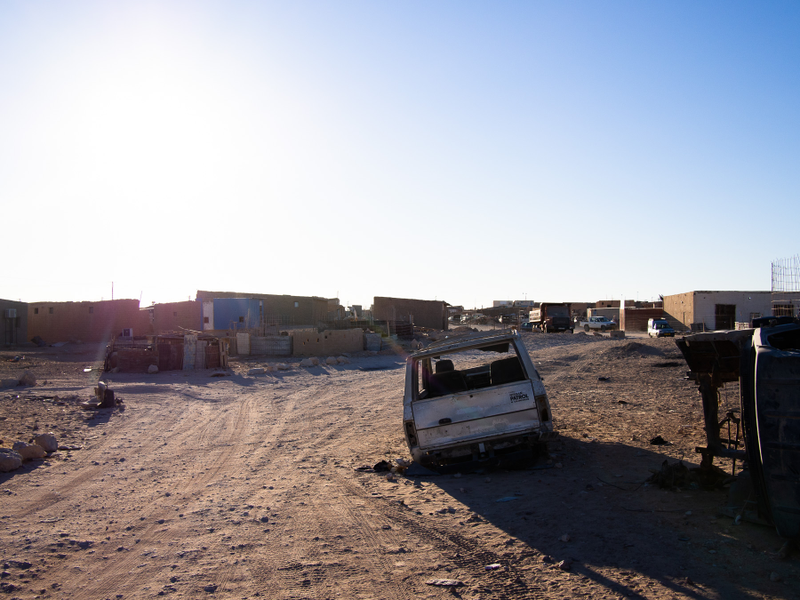Illustration for article titled In War Torn Western Sahara, These Old Cars Are The King And Queen